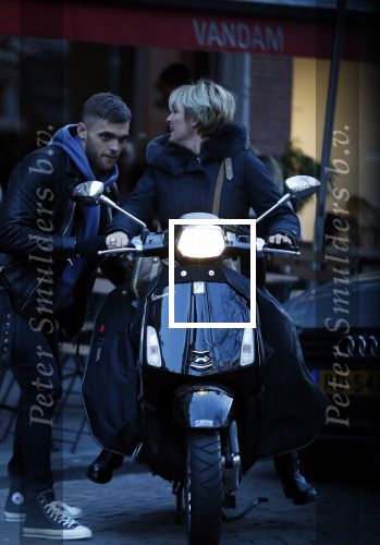 Amsterdam 14 maart 2018 
Caroline Tensen met zoon Bob Wisse en haar hondje op de vespa scooter