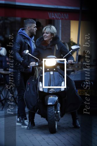 Amsterdam 14 maart 2018 
Caroline Tensen met zoon Bob Wisse en haar hondje op de vespa scooter