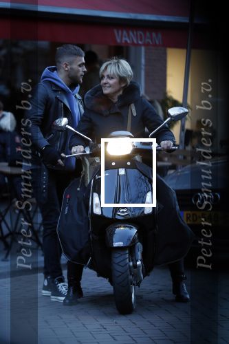 Amsterdam 14 maart 2018 
Caroline Tensen met zoon Bob Wisse en haar hondje op de vespa scooter