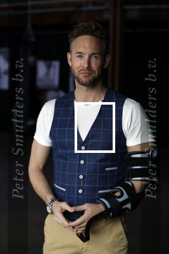 Amsterdam 15 maart 2018  
Presentatie kledinglijn Remy Bonjasky. Charly Luske met zijn arm in een brace na ongeluk met snowboard
