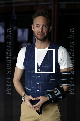 Amsterdam 15 maart 2018  
Presentatie kledinglijn Remy Bonjasky. Charly Luske met zijn arm in een brace na ongeluk met snowboard