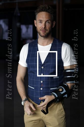 Amsterdam 15 maart 2018  
Presentatie kledinglijn Remy Bonjasky. Charly Luske met zijn arm in een brace na ongeluk met snowboard