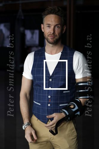 Amsterdam 15 maart 2018  
Presentatie kledinglijn Remy Bonjasky. Charly Luske met zijn arm in een brace na ongeluk met snowboard