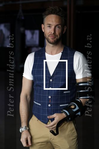 Amsterdam 15 maart 2018  
Presentatie kledinglijn Remy Bonjasky. Charly Luske met zijn arm in een brace na ongeluk met snowboard