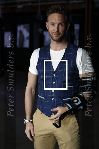 Amsterdam 15 maart 2018  
Presentatie kledinglijn Remy Bonjasky. Charly Luske met zijn arm in een brace na ongeluk met snowboard