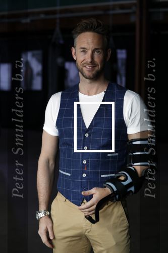 Amsterdam 15 maart 2018  
Presentatie kledinglijn Remy Bonjasky. Charly Luske met zijn arm in een brace na ongeluk met snowboard