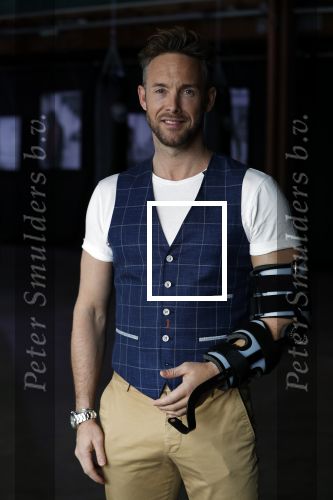 Amsterdam 15 maart 2018  
Presentatie kledinglijn Remy Bonjasky. Charly Luske met zijn arm in een brace na ongeluk met snowboard