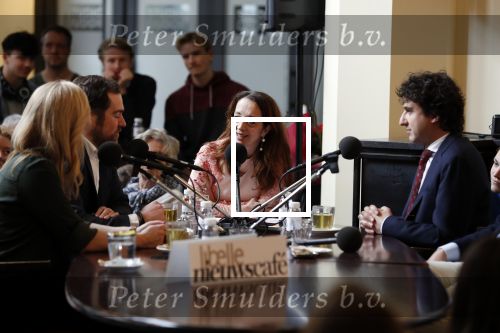 Den Haag 12 maart 2018
Fractievoorzitters Klaas Dijkhoff (VVD), Jesse Klaver (Groen Links), Lilian Marijnissen (SP) en Thierry Baudet (FvD) zijn met elkaar in gesprek in het Libelle Nieuwscafe ( Dudok). Ebru Umar is tafeldame