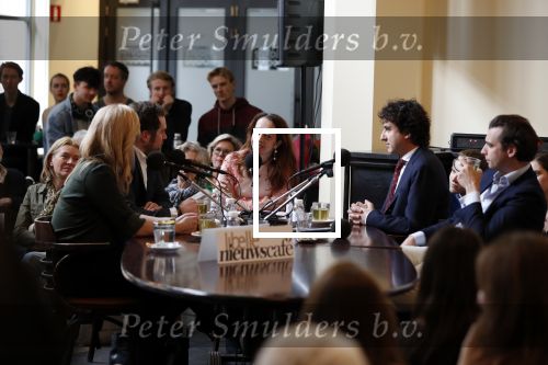 Den Haag 12 maart 2018
Fractievoorzitters Klaas Dijkhoff (VVD), Jesse Klaver (Groen Links), Lilian Marijnissen (SP) en Thierry Baudet (FvD) zijn met elkaar in gesprek in het Libelle Nieuwscafe ( Dudok). Ebru Umar is tafeldame