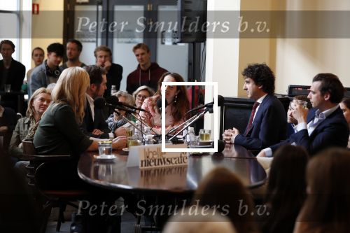 Den Haag 12 maart 2018
Fractievoorzitters Klaas Dijkhoff (VVD), Jesse Klaver (Groen Links), Lilian Marijnissen (SP) en Thierry Baudet (FvD) zijn met elkaar in gesprek in het Libelle Nieuwscafe ( Dudok). Ebru Umar is tafeldame