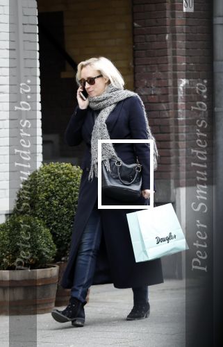 Amsterdam 16 maart 2018 
Eva Jinek zwanger bellend op straat