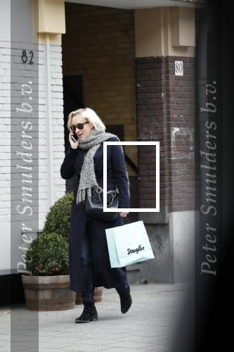 Amsterdam 16 maart 2018 
Eva Jinek zwanger bellend op straat