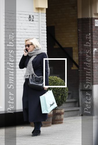 Amsterdam 16 maart 2018 
Eva Jinek zwanger bellend op straat