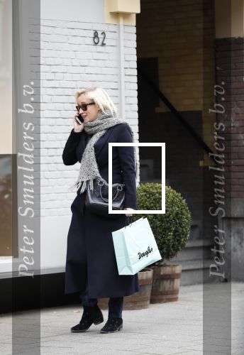 Amsterdam 16 maart 2018 
Eva Jinek zwanger bellend op straat