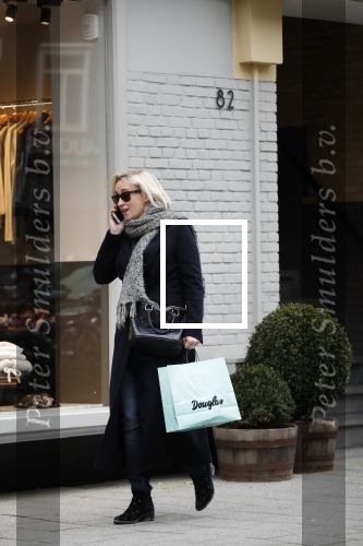 Amsterdam 16 maart 2018 
Eva Jinek zwanger bellend op straat