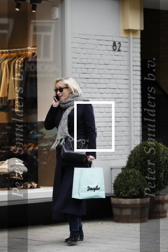 Amsterdam 16 maart 2018 
Eva Jinek zwanger bellend op straat