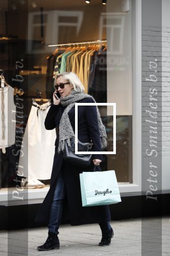Amsterdam 16 maart 2018 
Eva Jinek zwanger bellend op straat