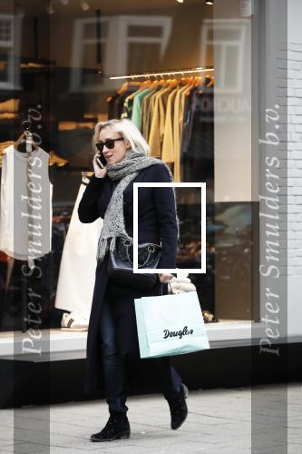 Amsterdam 16 maart 2018 
Eva Jinek zwanger bellend op straat