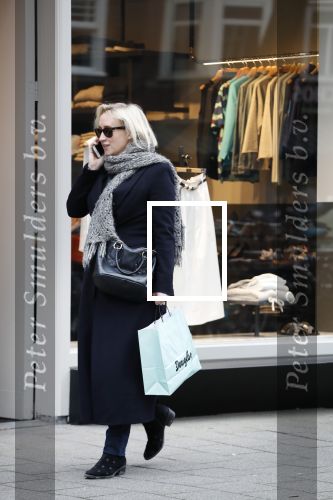 Amsterdam 16 maart 2018 
Eva Jinek zwanger bellend op straat