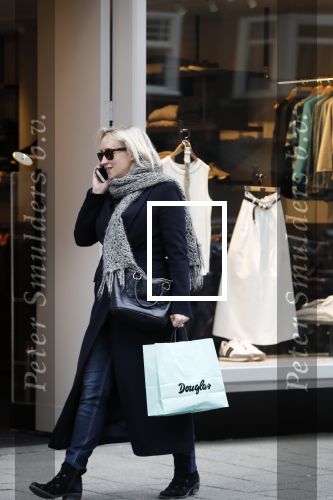 Amsterdam 16 maart 2018 
Eva Jinek zwanger bellend op straat