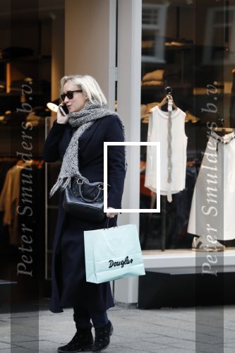 Amsterdam 16 maart 2018 
Eva Jinek zwanger bellend op straat