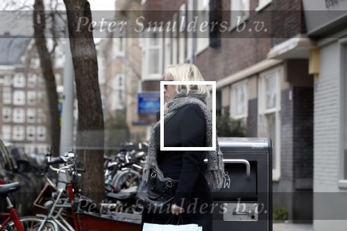 Amsterdam 16 maart 2018 
Eva Jinek zwanger bellend op straat