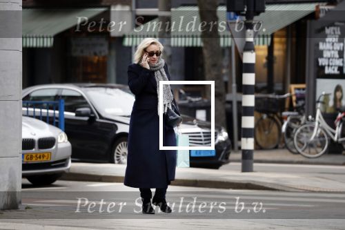 Amsterdam 16 maart 2018 
Eva Jinek zwanger bellend op straat