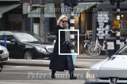 Amsterdam 16 maart 2018 
Eva Jinek zwanger bellend op straat
