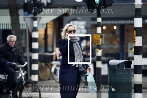 Amsterdam 16 maart 2018 
Eva Jinek zwanger bellend op straat