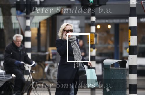Amsterdam 16 maart 2018 
Eva Jinek zwanger bellend op straat