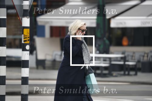 Amsterdam 16 maart 2018 
Eva Jinek zwanger bellend op straat