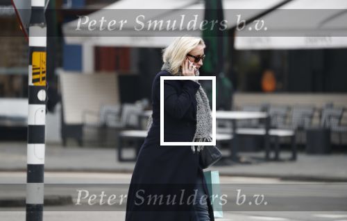 Amsterdam 16 maart 2018 
Eva Jinek zwanger bellend op straat