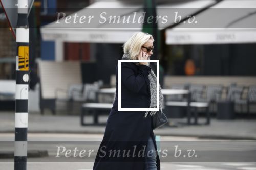 Amsterdam 16 maart 2018 
Eva Jinek zwanger bellend op straat