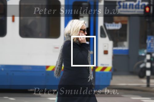 Amsterdam 16 maart 2018 
Eva Jinek zwanger bellend op straat