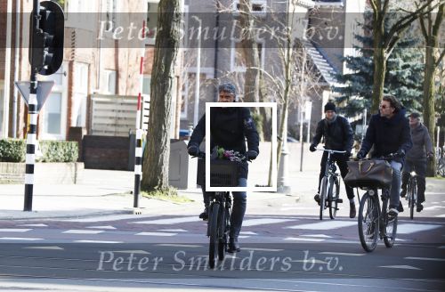 Amsterdam 22 maart 2018 
Frank Rijkaard met bloemen op zijn fiets