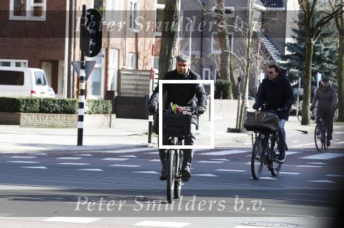 Amsterdam 22 maart 2018 
Frank Rijkaard met bloemen op zijn fiets