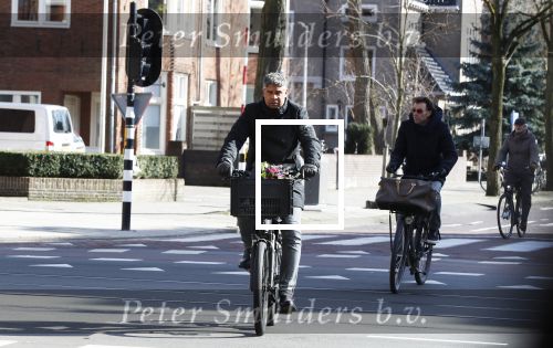 Amsterdam 22 maart 2018 
Frank Rijkaard met bloemen op zijn fiets