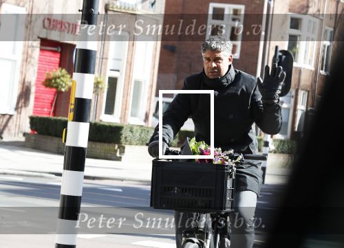 Amsterdam 22 maart 2018 
Frank Rijkaard met bloemen op zijn fiets