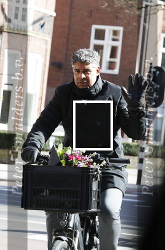 Amsterdam 22 maart 2018 
Frank Rijkaard met bloemen op zijn fiets