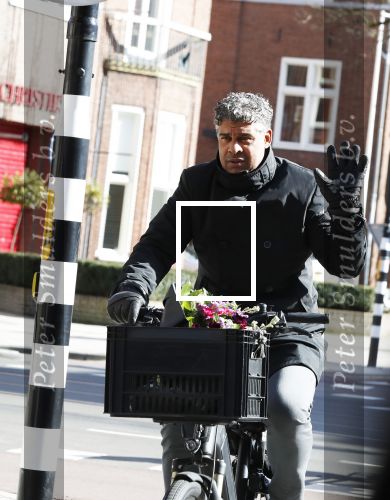 Amsterdam 22 maart 2018 
Frank Rijkaard met bloemen op zijn fiets