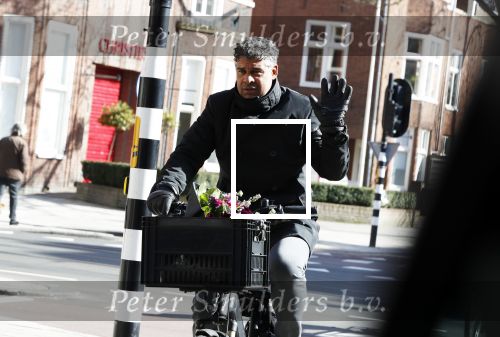 Amsterdam 22 maart 2018 
Frank Rijkaard met bloemen op zijn fiets