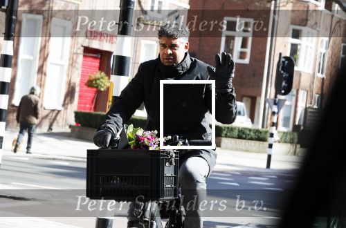 Amsterdam 22 maart 2018 
Frank Rijkaard met bloemen op zijn fiets