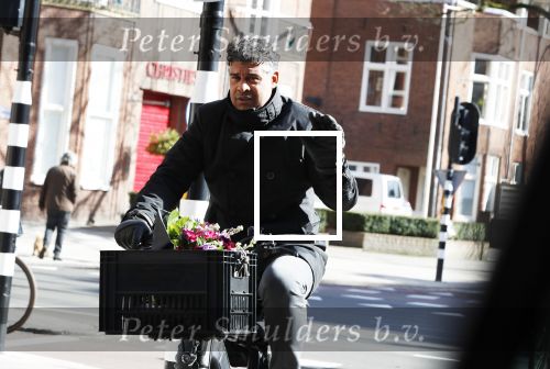 Amsterdam 22 maart 2018 
Frank Rijkaard met bloemen op zijn fiets