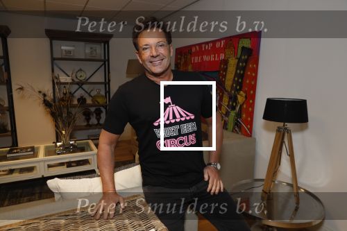 de Kwakel 23 maart 2018
Gerard Joling met nieuwe t shirts op kantoor van Entertainment.nl