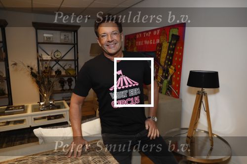 de Kwakel 23 maart 2018
Gerard Joling met nieuwe t shirts op kantoor van Entertainment.nl