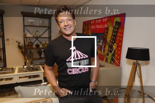 de Kwakel 23 maart 2018
Gerard Joling met nieuwe t shirts op kantoor van Entertainment.nl