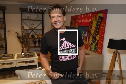 de Kwakel 23 maart 2018
Gerard Joling met nieuwe t shirts op kantoor van Entertainment.nl