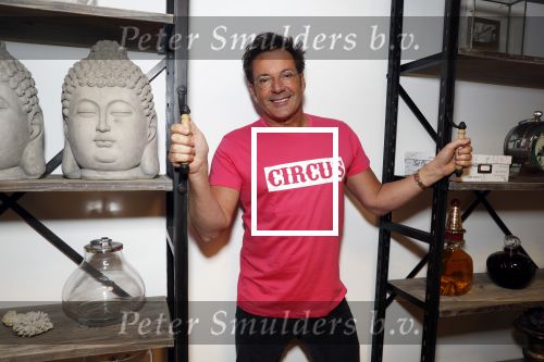 de Kwakel 23 maart 2018
Gerard Joling met nieuwe t shirts op kantoor van Entertainment.nl