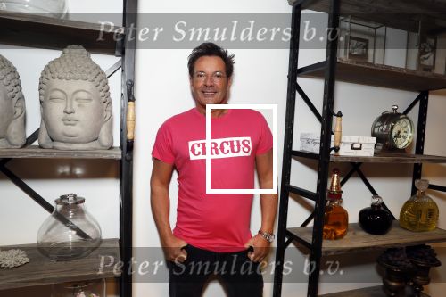 de Kwakel 23 maart 2018
Gerard Joling met nieuwe t shirts op kantoor van Entertainment.nl