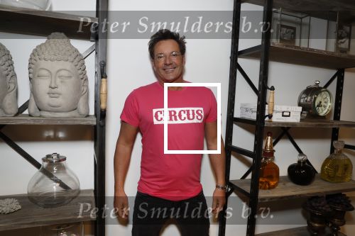 de Kwakel 23 maart 2018
Gerard Joling met nieuwe t shirts op kantoor van Entertainment.nl